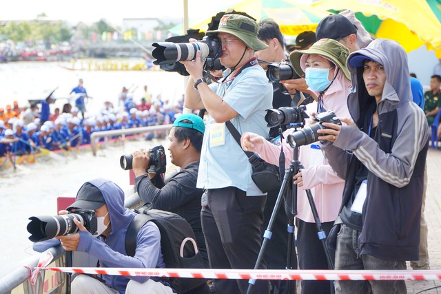 Kịch tính màn Đua ghe Ngo trên dòng sông Maspéro- Ảnh 6. Kịch tính màn Đua ghe Ngo trên dòng sông Maspéro- Ảnh 6.