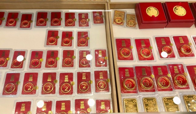 Giá vàng hôm nay 5/11: Giảm mạnh gần 1 triệu đồng mỗi lượng- Ảnh 1. Giá vàng hôm nay 5/11: Giảm mạnh gần 1 triệu đồng mỗi lượng- Ảnh 1.