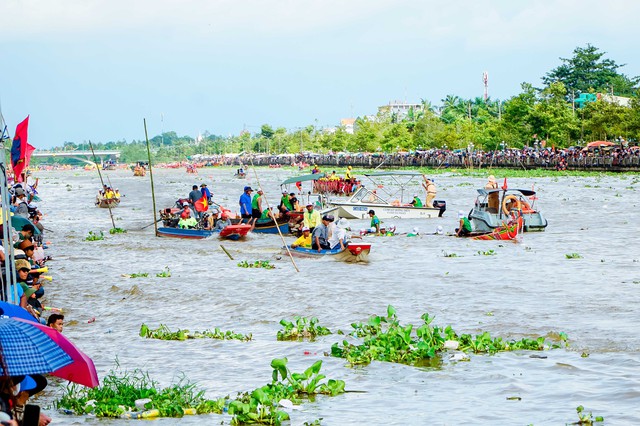 Kịch tính màn Đua ghe Ngo trên dòng sông Maspéro- Ảnh 7. Kịch tính màn Đua ghe Ngo trên dòng sông Maspéro- Ảnh 7.