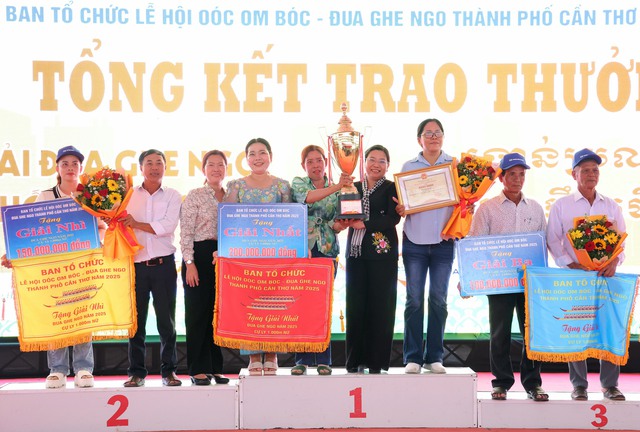 Đội ghe Ngo nam và nữ chùa Tum Núp vô địch giải Đua ghe Ngo TP Cần Thơ năm 2025- Ảnh 3. Đội ghe Ngo nam và nữ chùa Tum Núp vô địch giải Đua ghe Ngo TP Cần Thơ năm 2025- Ảnh 3.