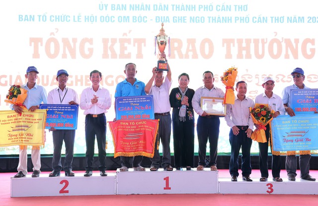 Đội ghe Ngo nam và nữ chùa Tum Núp vô địch giải Đua ghe Ngo TP Cần Thơ năm 2025- Ảnh 2. Đội ghe Ngo nam và nữ chùa Tum Núp vô địch giải Đua ghe Ngo TP Cần Thơ năm 2025- Ảnh 2.