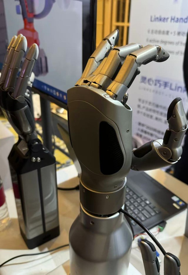 Trung Quốc tạo ra robot đến mức có thể "siết chặt ốc vít", nhưng vẫn phải chấp nhận thua xa một nhân tố- Ảnh 3. Trung Quốc tạo ra robot đến mức có thể "siết chặt ốc vít", nhưng vẫn phải chấp nhận thua xa một nhân tố- Ảnh 3.