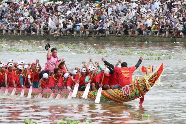 Đội ghe Ngo nam và nữ chùa Tum Núp vô địch giải Đua ghe Ngo TP Cần Thơ năm 2025- Ảnh 1. Đội ghe Ngo nam và nữ chùa Tum Núp vô địch giải Đua ghe Ngo TP Cần Thơ năm 2025- Ảnh 1.