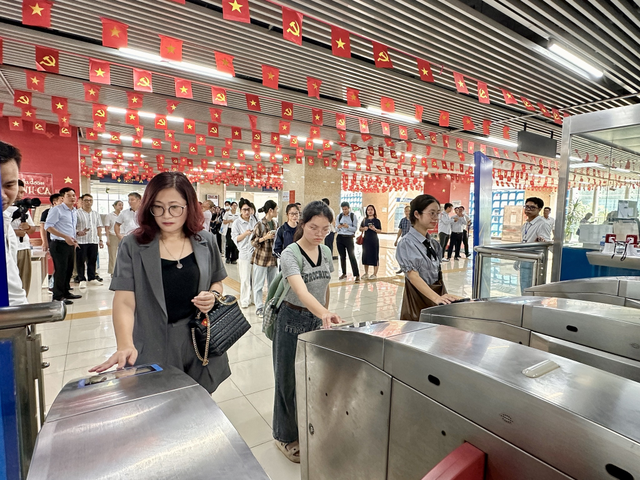 Từ 18/11, khách đi tàu Cát Linh - Hà Đông sẽ chuyển sang sử dụng thẻ vé định danh điện tử mới- Ảnh 1. Từ 18/11, khách đi tàu Cát Linh - Hà Đông sẽ chuyển sang sử dụng thẻ vé định danh điện tử mới- Ảnh 1.