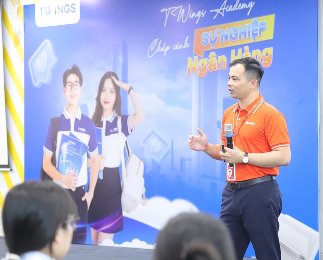 Trải nghiệm nghiệp vụ: Khoảng cách từ giảng đường đến nhà băng- Ảnh 3. Trải nghiệm nghiệp vụ: Khoảng cách từ giảng đường đến nhà băng- Ảnh 3.