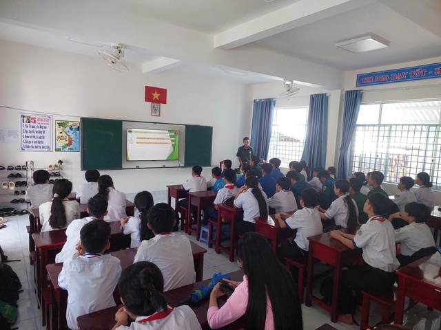 An Giang: Tuyên truyền pháp luật cho các em học sinh xã đảo Tiên Hải- Ảnh 1. An Giang: Tuyên truyền pháp luật cho các em học sinh xã đảo Tiên Hải- Ảnh 1.