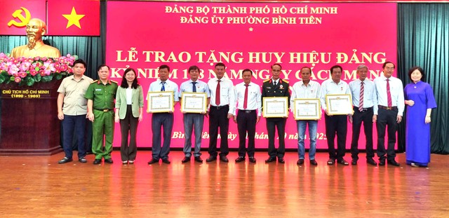 TP.HCM: Tặng, truy tặng Huy hiệu Đảng cho 3.088 đảng viên- Ảnh 2. TP.HCM: Tặng, truy tặng Huy hiệu Đảng cho 3.088 đảng viên- Ảnh 2.