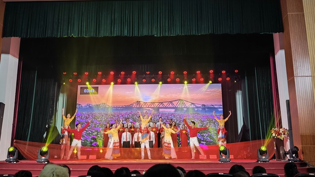 Hà Nội gắn kết cộng đồng, giữ gìn bản sắc qua Liên hoan “Thôn, Tổ dân phố văn hóa tiêu biểu” năm 2025- Ảnh 2. Hà Nội gắn kết cộng đồng, giữ gìn bản sắc qua Liên hoan “Thôn, Tổ dân phố văn hóa tiêu biểu” năm 2025- Ảnh 2.