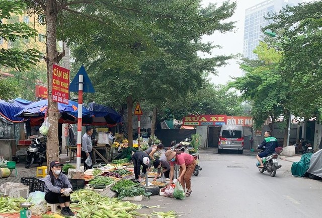 Hà Nội: Lộ trình giải tỏa chợ cóc, chợ tạm giai đoạn 2025-2026- Ảnh 1. Hà Nội: Lộ trình giải tỏa chợ cóc, chợ tạm giai đoạn 2025-2026- Ảnh 1.