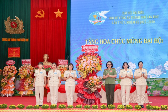 Đại hội Đại biểu Phụ nữ Công an TP Cần Thơ nhiệm kỳ 2025 - 2030: Dấu ấn bản lĩnh, trí tuệ và khát vọng cống hiến trong kỷ nguyên mới- Ảnh 4. Đại hội Đại biểu Phụ nữ Công an TP Cần Thơ nhiệm kỳ 2025 - 2030: Dấu ấn bản lĩnh, trí tuệ và khát vọng cống hiến trong kỷ nguyên mới- Ảnh 4.