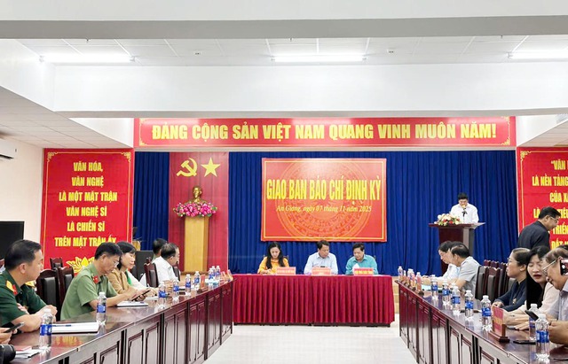 An Giang đã cấp giấy phép khai thác thủy sản cho 8.962 tàu đủ điều kiện- Ảnh 1. An Giang đã cấp giấy phép khai thác thủy sản cho 8.962 tàu đủ điều kiện- Ảnh 1.