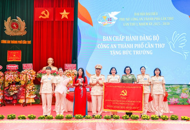 Đại hội Đại biểu Phụ nữ Công an TP Cần Thơ nhiệm kỳ 2025 - 2030: Dấu ấn bản lĩnh, trí tuệ và khát vọng cống hiến trong kỷ nguyên mới- Ảnh 8. Đại hội Đại biểu Phụ nữ Công an TP Cần Thơ nhiệm kỳ 2025 - 2030: Dấu ấn bản lĩnh, trí tuệ và khát vọng cống hiến trong kỷ nguyên mới- Ảnh 8.
