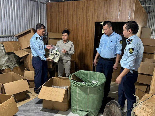 Quảng Ninh: Bắt giữ số lượng lớn hàng giả, thực phẩm chức năng trị giá hơn 2,6 tỷ đồng- Ảnh 2. Quảng Ninh: Bắt giữ số lượng lớn hàng giả, thực phẩm chức năng trị giá hơn 2,6 tỷ đồng- Ảnh 2.