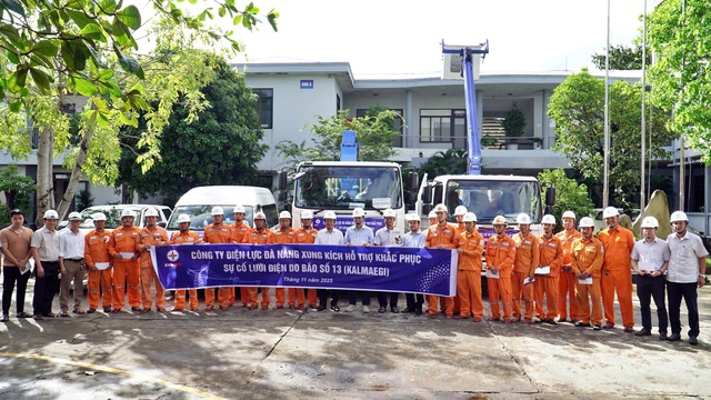 EVNCPC đã cấp điện trở lại cho hơn 1,28 triệu khách hàng sau bão số 13- Ảnh 5. EVNCPC đã cấp điện trở lại cho hơn 1,28 triệu khách hàng sau bão số 13- Ảnh 5.