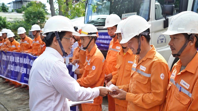 EVNCPC đã cấp điện trở lại cho hơn 1,28 triệu khách hàng sau bão số 13- Ảnh 6. EVNCPC đã cấp điện trở lại cho hơn 1,28 triệu khách hàng sau bão số 13- Ảnh 6.