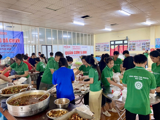 Bếp cơm dã chiến tại TP Huế: Chung tay sẻ chia khó khăn cùng người dân vùng bão- Ảnh 1. Bếp cơm dã chiến tại TP Huế: Chung tay sẻ chia khó khăn cùng người dân vùng bão- Ảnh 1.