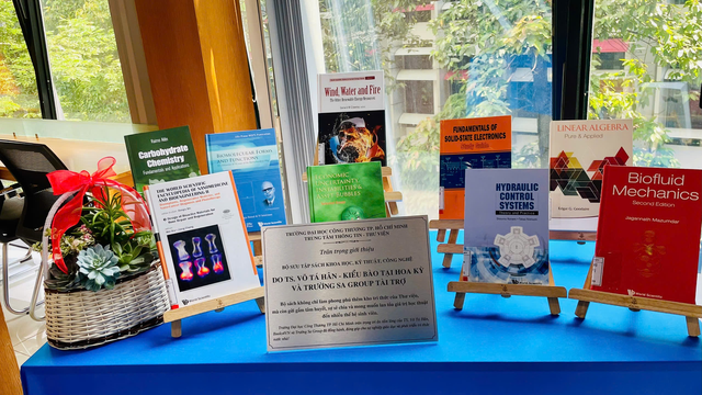 TP.HCM: Hơn 1.000 sách và học bổng được trao, lan tỏa và gắn kết cộng đồng trí thức- Ảnh 1. TP.HCM: Hơn 1.000 sách và học bổng được trao, lan tỏa và gắn kết cộng đồng trí thức- Ảnh 1.