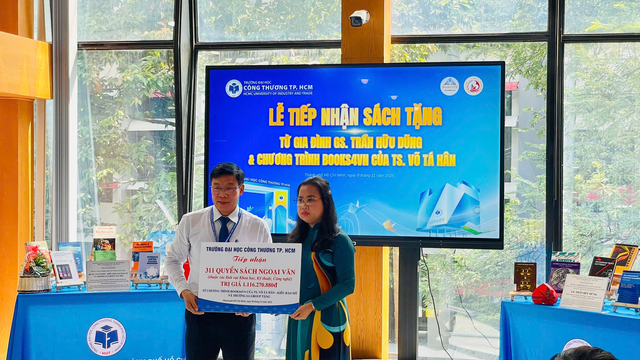 TP.HCM: Hơn 1.000 sách và học bổng được trao, lan tỏa và gắn kết cộng đồng trí thức- Ảnh 2. TP.HCM: Hơn 1.000 sách và học bổng được trao, lan tỏa và gắn kết cộng đồng trí thức- Ảnh 2.