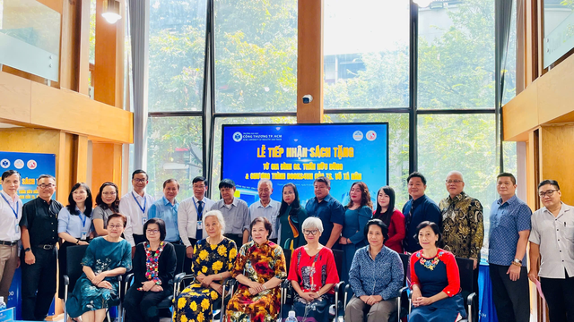 TP.HCM: Hơn 1.000 sách và học bổng được trao, lan tỏa và gắn kết cộng đồng trí thức- Ảnh 3. TP.HCM: Hơn 1.000 sách và học bổng được trao, lan tỏa và gắn kết cộng đồng trí thức- Ảnh 3.