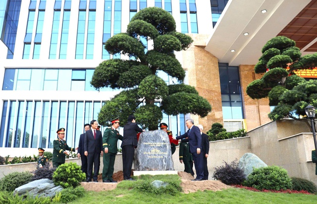 Chủ tịch nước Lương Cường dâng hương viếng Tượng đài Chủ tịch Hồ Chí Minh- Ảnh 4. Chủ tịch nước Lương Cường dâng hương viếng Tượng đài Chủ tịch Hồ Chí Minh- Ảnh 4.