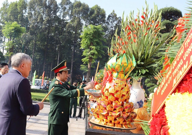 Chủ tịch nước Lương Cường dâng hương viếng Tượng đài Chủ tịch Hồ Chí Minh- Ảnh 2. Chủ tịch nước Lương Cường dâng hương viếng Tượng đài Chủ tịch Hồ Chí Minh- Ảnh 2.