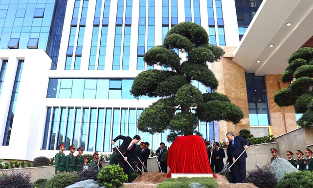 Chủ tịch nước Lương Cường dâng hương viếng Tượng đài Chủ tịch Hồ Chí Minh- Ảnh 3. Chủ tịch nước Lương Cường dâng hương viếng Tượng đài Chủ tịch Hồ Chí Minh- Ảnh 3.