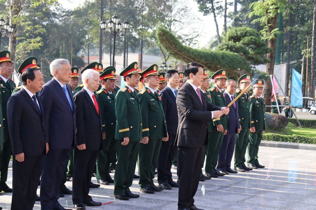 Chủ tịch nước Lương Cường dâng hương viếng Tượng đài Chủ tịch Hồ Chí Minh- Ảnh 1. Chủ tịch nước Lương Cường dâng hương viếng Tượng đài Chủ tịch Hồ Chí Minh- Ảnh 1.