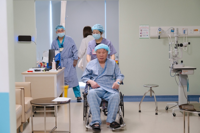 Sáng chế ghép giác mạc của bác sĩ Việt Nam giúp cụ ông 80 tuổi thoát nguy cơ mù lòa- Ảnh 1.
