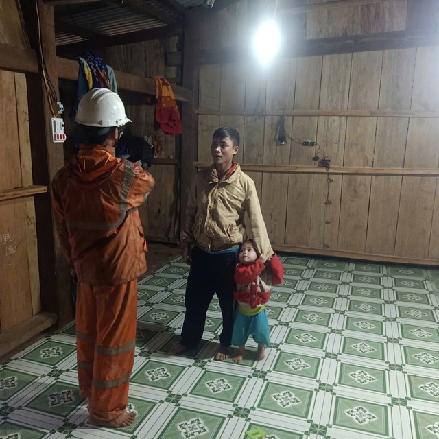 PC Đà Nẵng: Nỗ lực đưa điện về thôn 6 Trà Leng trong những ngày cuối năm- Ảnh 5.