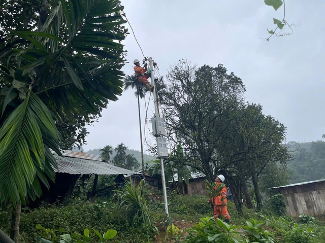 PC Đà Nẵng: Nỗ lực đưa điện về thôn 6 Trà Leng trong những ngày cuối năm- Ảnh 4.