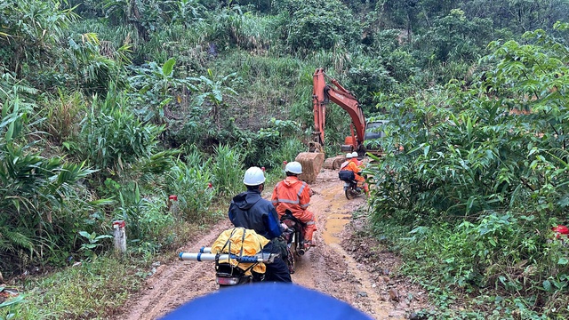 PC Đà Nẵng: Nỗ lực đưa điện về thôn 6 Trà Leng trong những ngày cuối năm- Ảnh 2.