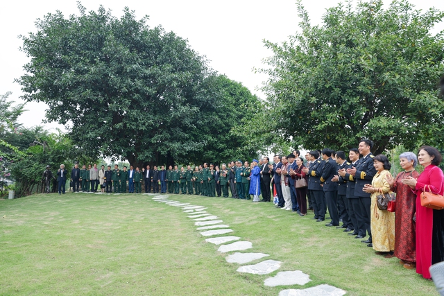 Cuộc gặp mặt, giao lưu xúc động và ý nghĩa của những người lính Quân đội Nhân dân Việt Nam- Ảnh 2. Cuộc gặp mặt, giao lưu xúc động và ý nghĩa của những người lính Quân đội Nhân dân Việt Nam- Ảnh 2.