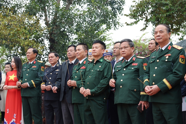 Cuộc gặp mặt, giao lưu xúc động và ý nghĩa của những người lính Quân đội Nhân dân Việt Nam- Ảnh 5. Cuộc gặp mặt, giao lưu xúc động và ý nghĩa của những người lính Quân đội Nhân dân Việt Nam- Ảnh 5.