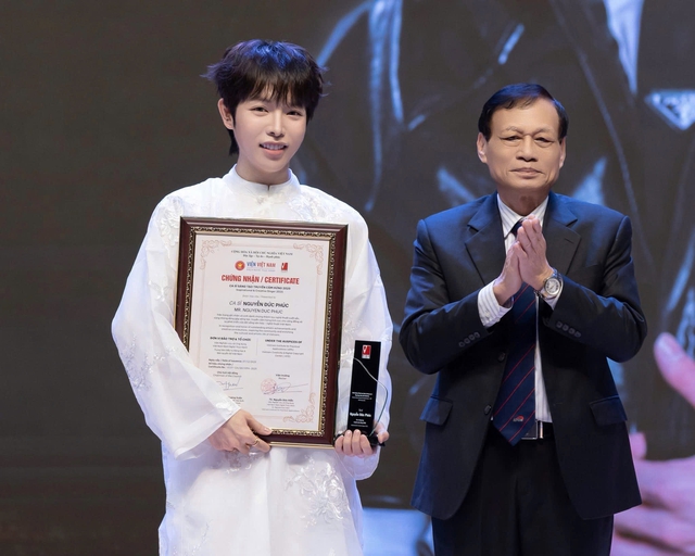 Vinh danh 08 gương mặt tiêu biểu đại diện cho các lĩnh vực nghệ thuật - sáng tạo- Ảnh 3. Vinh danh 08 gương mặt tiêu biểu đại diện cho các lĩnh vực nghệ thuật - sáng tạo- Ảnh 3.