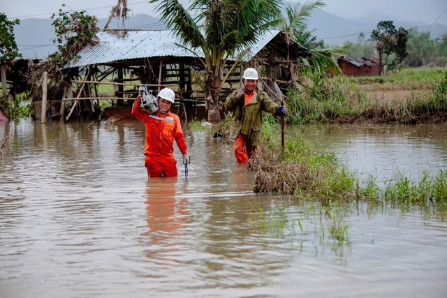 EVNCPC đảm bảo "khôi phục nhà đến đâu, điện có tới đó" trong Chiến dịch Quang Trung- Ảnh 2. EVNCPC đảm bảo "khôi phục nhà đến đâu, điện có tới đó" trong Chiến dịch Quang Trung- Ảnh 2.