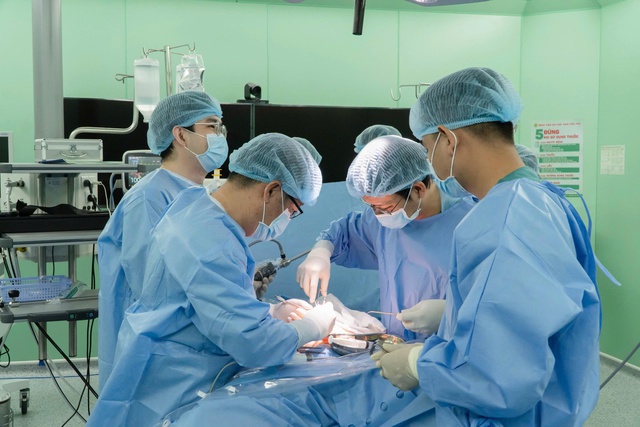 Bệnh viện Đại học Nam Cần Thơ phẫu thuật cho bệnh nhân bị rò đại tràng - bàng quang- Ảnh 1.