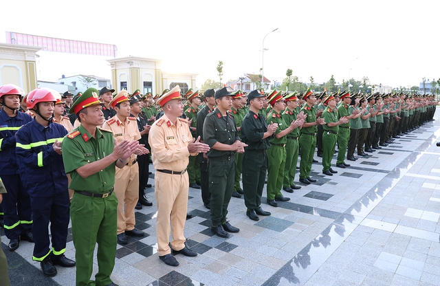 Công an tỉnh An Giang ra quân cao điểm bảo đảm ANTT Tết Nguyên đán 2026- Ảnh 3. Công an tỉnh An Giang ra quân cao điểm bảo đảm ANTT Tết Nguyên đán 2026- Ảnh 3.