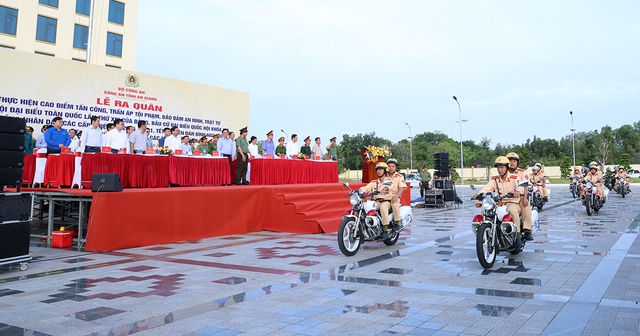 Công an tỉnh An Giang ra quân cao điểm bảo đảm ANTT Tết Nguyên đán 2026- Ảnh 6. Công an tỉnh An Giang ra quân cao điểm bảo đảm ANTT Tết Nguyên đán 2026- Ảnh 6.