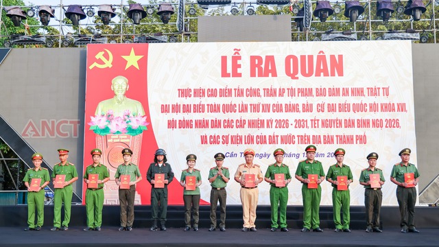 Công an TP Cần Thơ ra quân cao điểm tấn công, trấn áp tội phạm, bảo đảm ANTT Tết Nguyên đán Bính Ngọ 2026- Ảnh 6. Công an TP Cần Thơ ra quân cao điểm tấn công, trấn áp tội phạm, bảo đảm ANTT Tết Nguyên đán Bính Ngọ 2026- Ảnh 6.