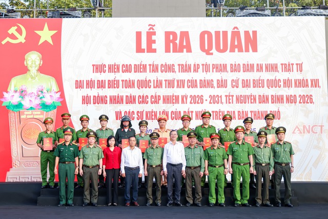 Công an TP Cần Thơ ra quân cao điểm tấn công, trấn áp tội phạm, bảo đảm ANTT Tết Nguyên đán Bính Ngọ 2026- Ảnh 3. Công an TP Cần Thơ ra quân cao điểm tấn công, trấn áp tội phạm, bảo đảm ANTT Tết Nguyên đán Bính Ngọ 2026- Ảnh 3.