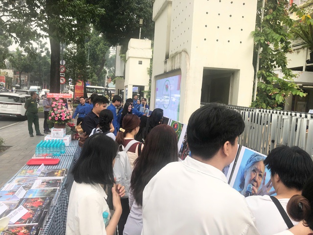 Ra mắt sách ảnh “80 năm, một Việt Nam vững tin” của nghệ sĩ nhiếp ảnh Nguyễn Á- Ảnh 3. Ra mắt sách ảnh “80 năm, một Việt Nam vững tin” của nghệ sĩ nhiếp ảnh Nguyễn Á- Ảnh 3.