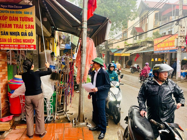 Phường Tây Mỗ: Ra quân lập lại kỷ cương trật tự đô thị- Ảnh 4. Phường Tây Mỗ: Ra quân lập lại kỷ cương trật tự đô thị- Ảnh 4.