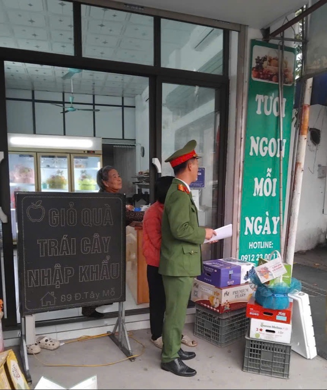 Phường Tây Mỗ: Ra quân lập lại kỷ cương trật tự đô thị- Ảnh 5. Phường Tây Mỗ: Ra quân lập lại kỷ cương trật tự đô thị- Ảnh 5.