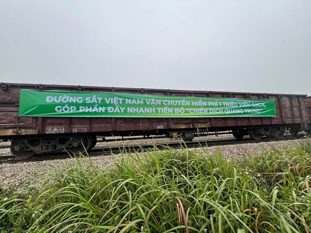 Đường sắt vận chuyển miễn phí 1 triệu viên gạch phục vụ tái thiết nhà ở tại miền Trung- Ảnh 1.