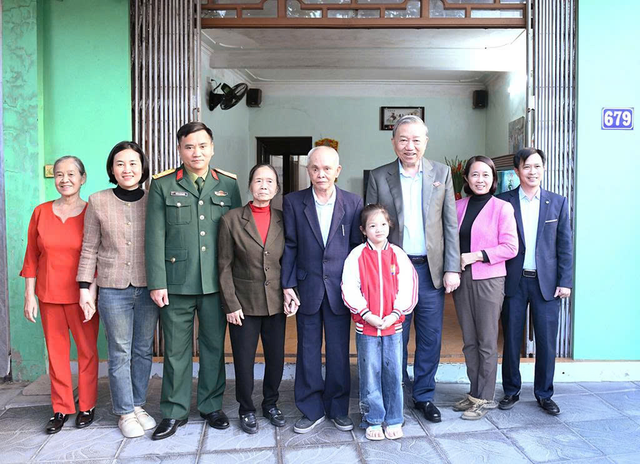Hưng Yên: Tổng Bí thư Tô Lâm đến thăm, tặng quà gia đình người có công với cách mạng- Ảnh 3.