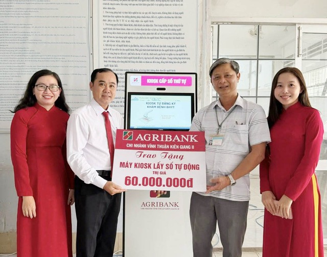 Agribank chi nhánh Vĩnh Thuận Kiên Giang II tặng máy Kiosk đăng ký khám chữa bệnh cho TTYT Vĩnh Thuận- Ảnh 1. Agribank chi nhánh Vĩnh Thuận Kiên Giang II tặng máy Kiosk đăng ký khám chữa bệnh cho TTYT Vĩnh Thuận- Ảnh 1.