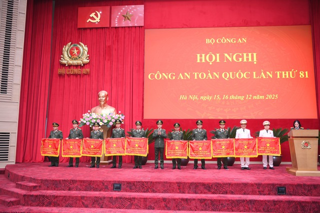 Công an TP Cần Thơ được Bộ Công an tặng Cờ dẫn đầu phong trào thi đua Vì An ninh Tổ quốc năm 2025- Ảnh 1.