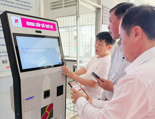 Agribank chi nhánh Vĩnh Thuận Kiên Giang II tặng máy Kiosk đăng ký khám chữa bệnh cho TTYT Vĩnh Thuận- Ảnh 2. Agribank chi nhánh Vĩnh Thuận Kiên Giang II tặng máy Kiosk đăng ký khám chữa bệnh cho TTYT Vĩnh Thuận- Ảnh 2.