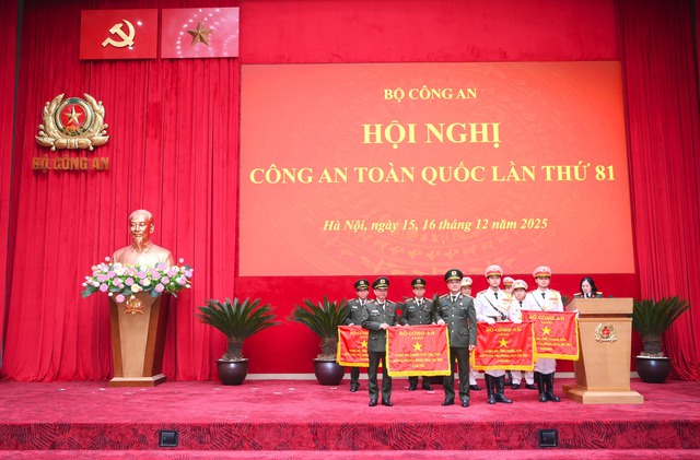Công an TP Cần Thơ được Bộ Công an tặng Cờ dẫn đầu phong trào thi đua Vì An ninh Tổ quốc năm 2025- Ảnh 2.
