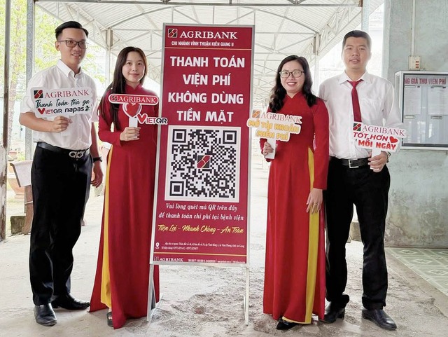 Agribank chi nhánh Vĩnh Thuận Kiên Giang II tặng máy Kiosk đăng ký khám chữa bệnh cho TTYT Vĩnh Thuận- Ảnh 4. Agribank chi nhánh Vĩnh Thuận Kiên Giang II tặng máy Kiosk đăng ký khám chữa bệnh cho TTYT Vĩnh Thuận- Ảnh 4.